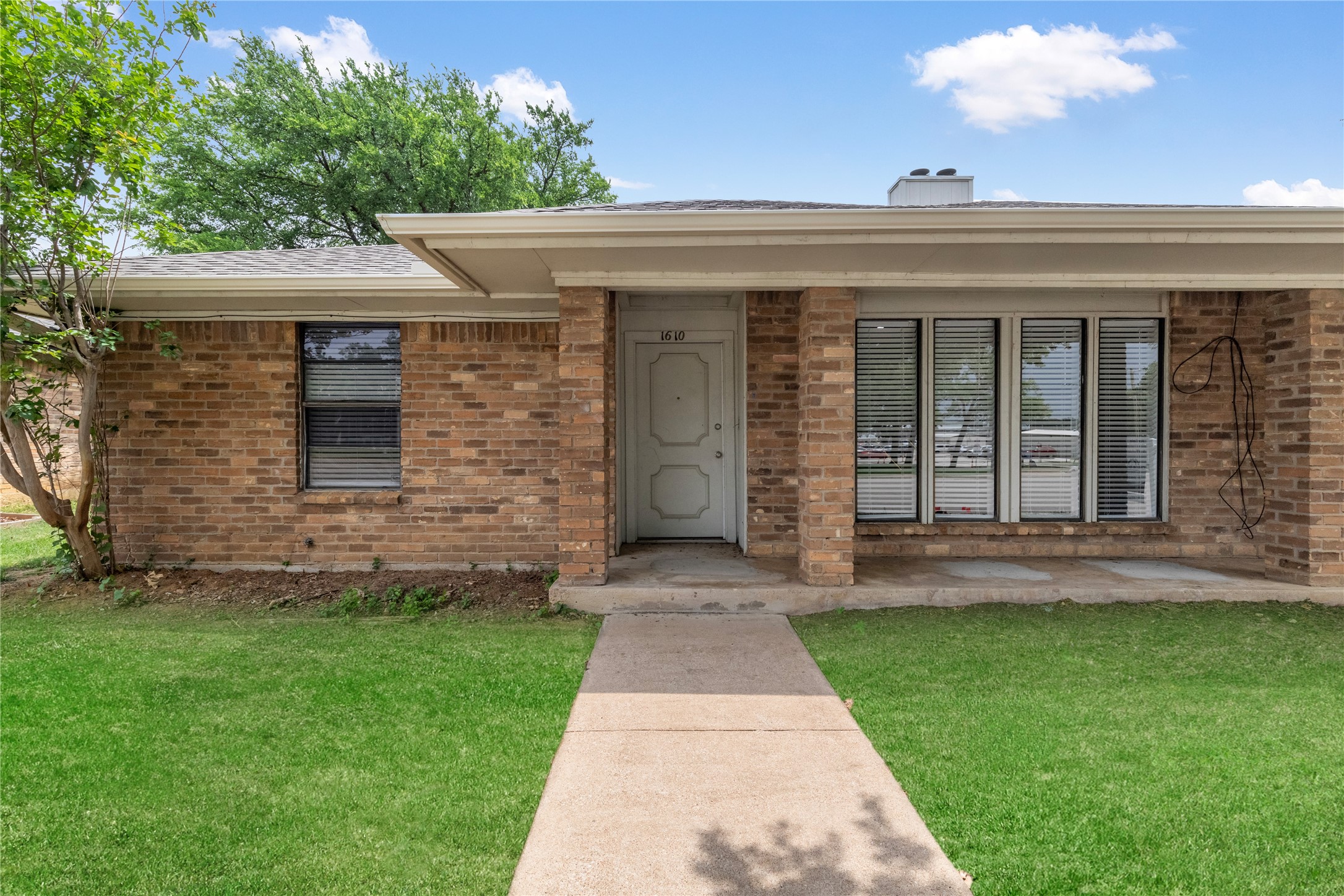 1608 Brown Trail Hurst TX 76054