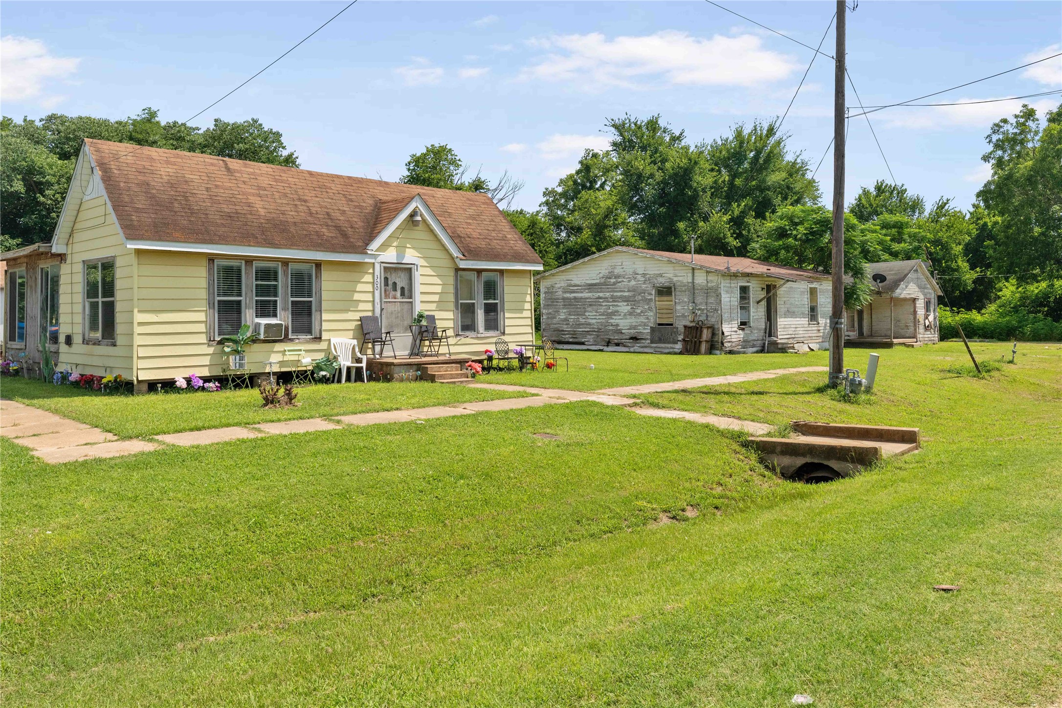 304 W Burnett Calvert TX 77837
