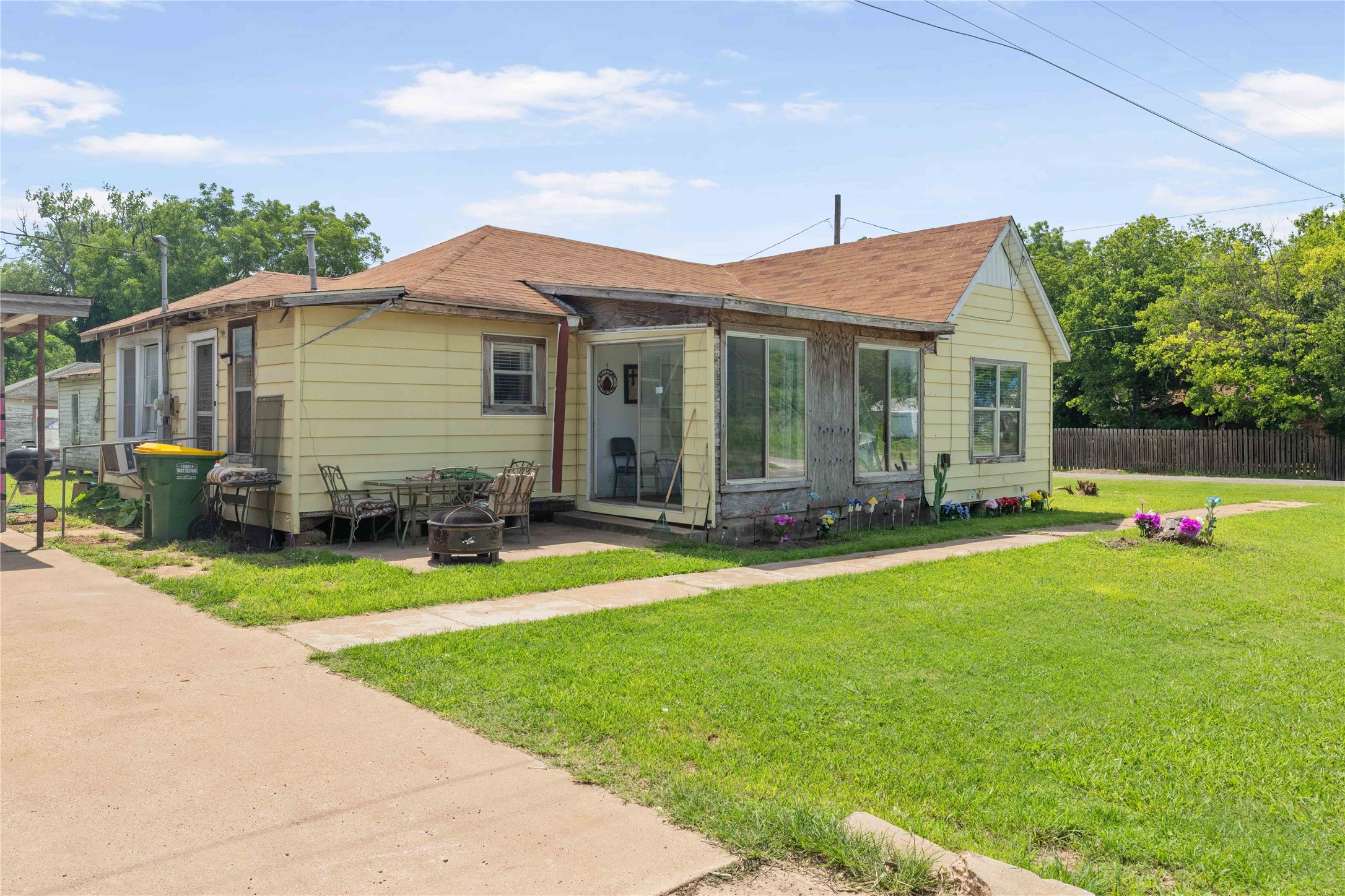 304 W Burnett Calvert TX 77837