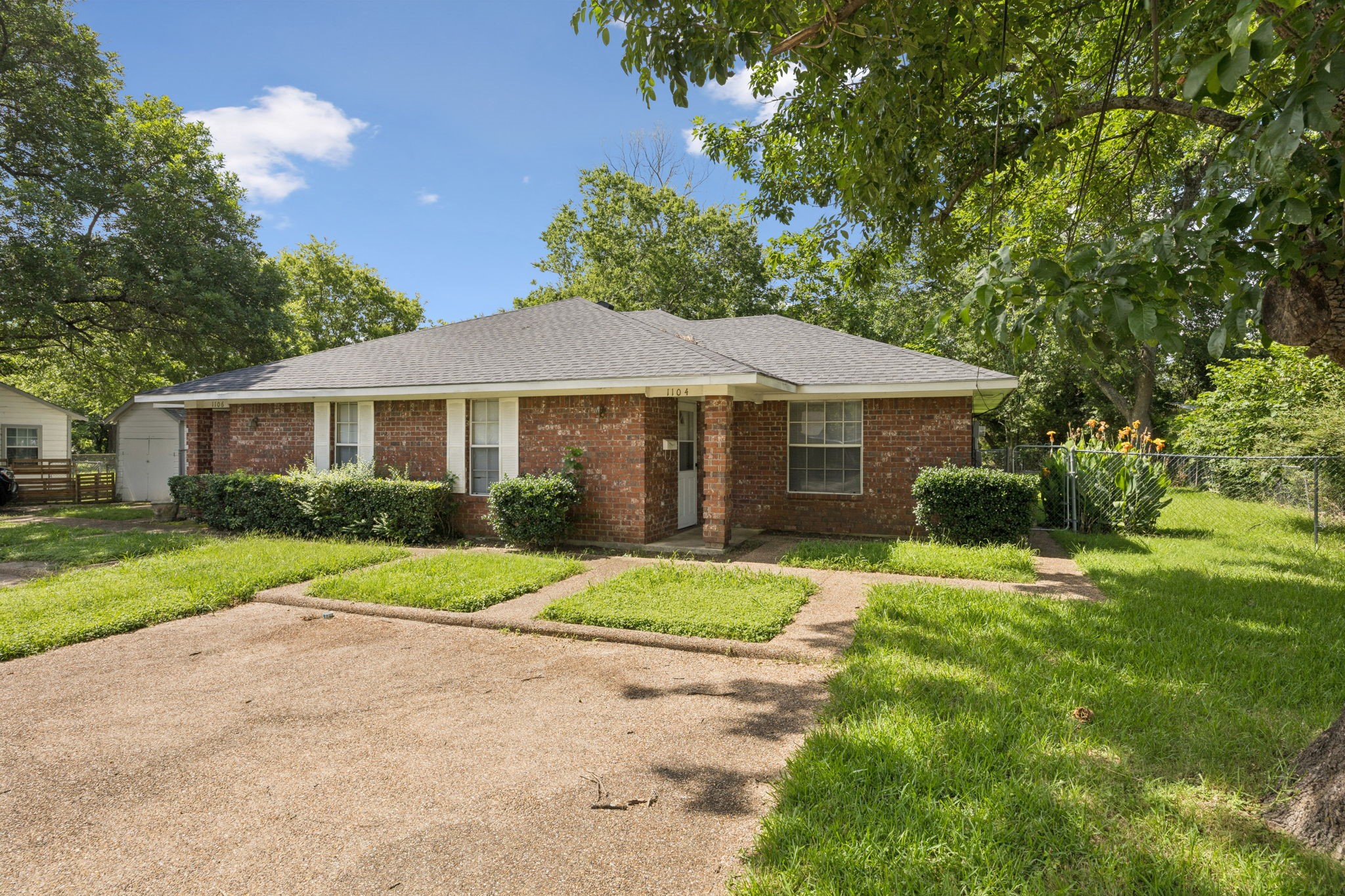 1104 & 1106 E High Street Terrell TX 75160