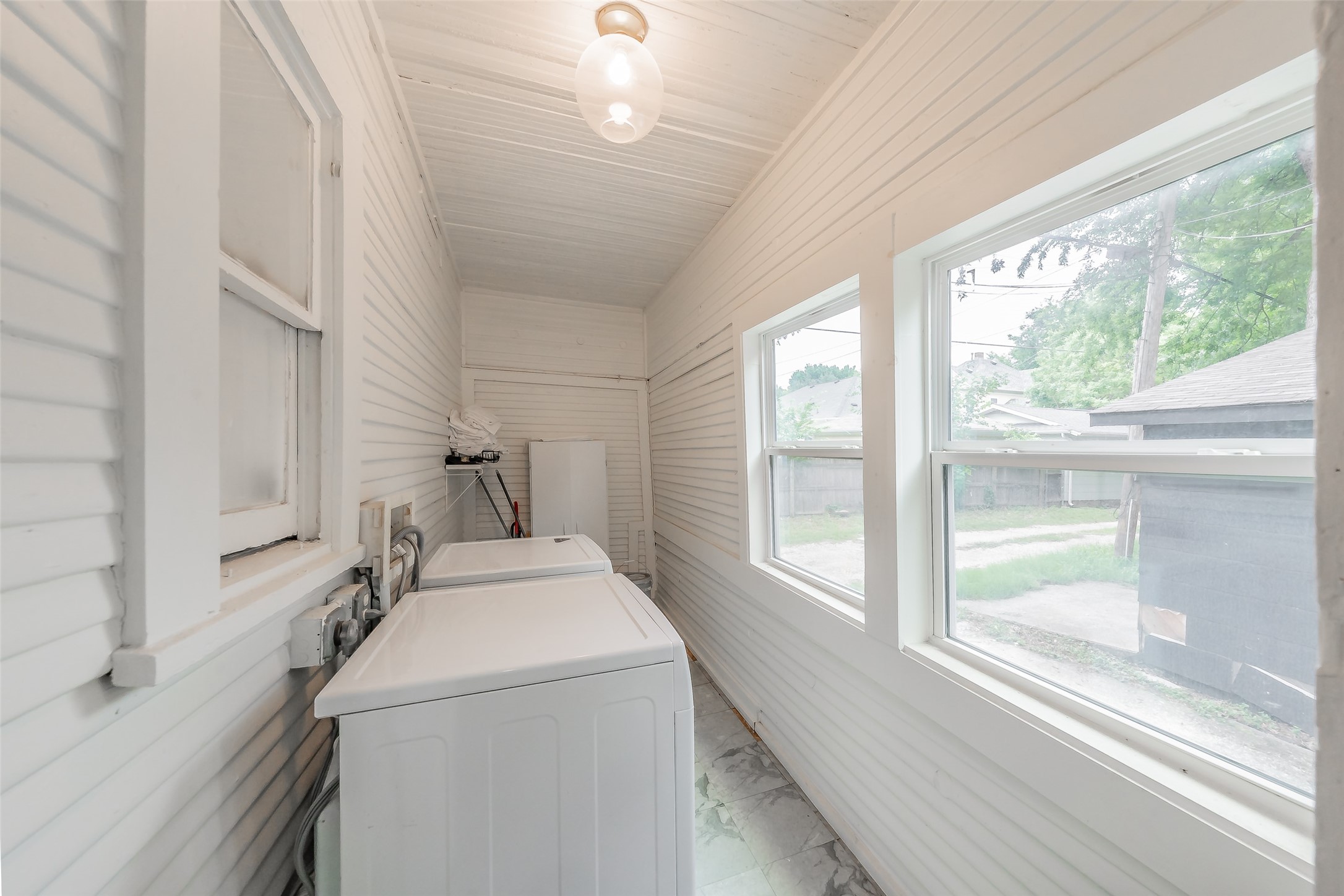 1409 W Allen Avenue Fort Worth TX 76110