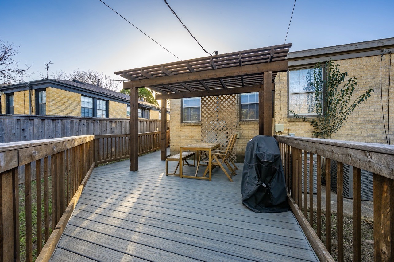 404 N Montreal Avenue Dallas TX 75208