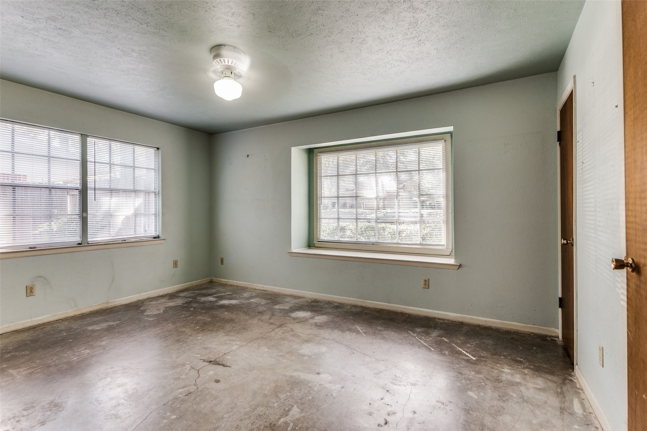 713 N Bowen Road Arlington TX 76012