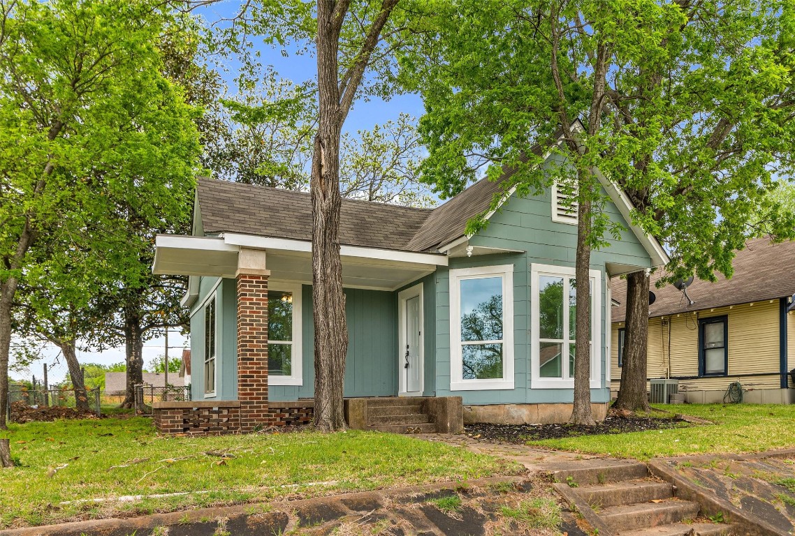 902 W Day Street Denison TX 75020