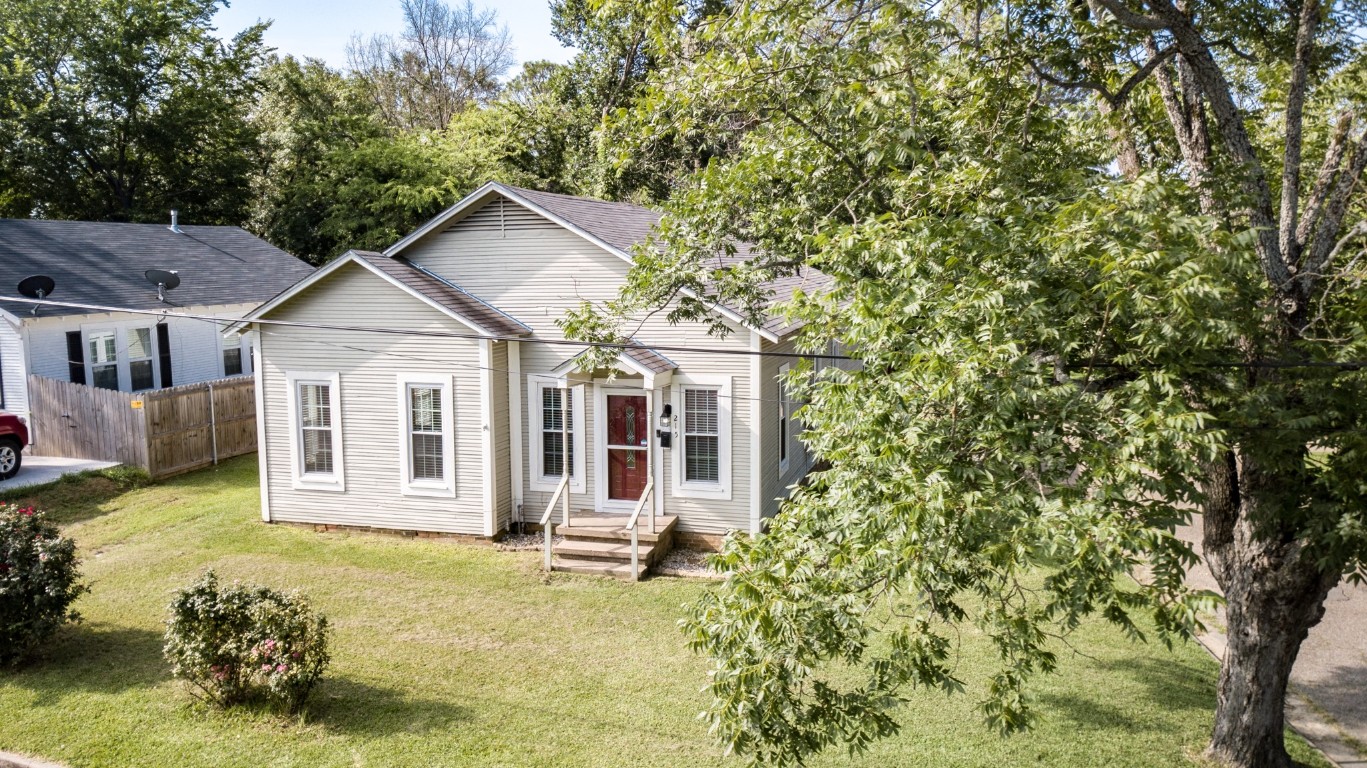 215 W Blair Street Mineola TX 75773