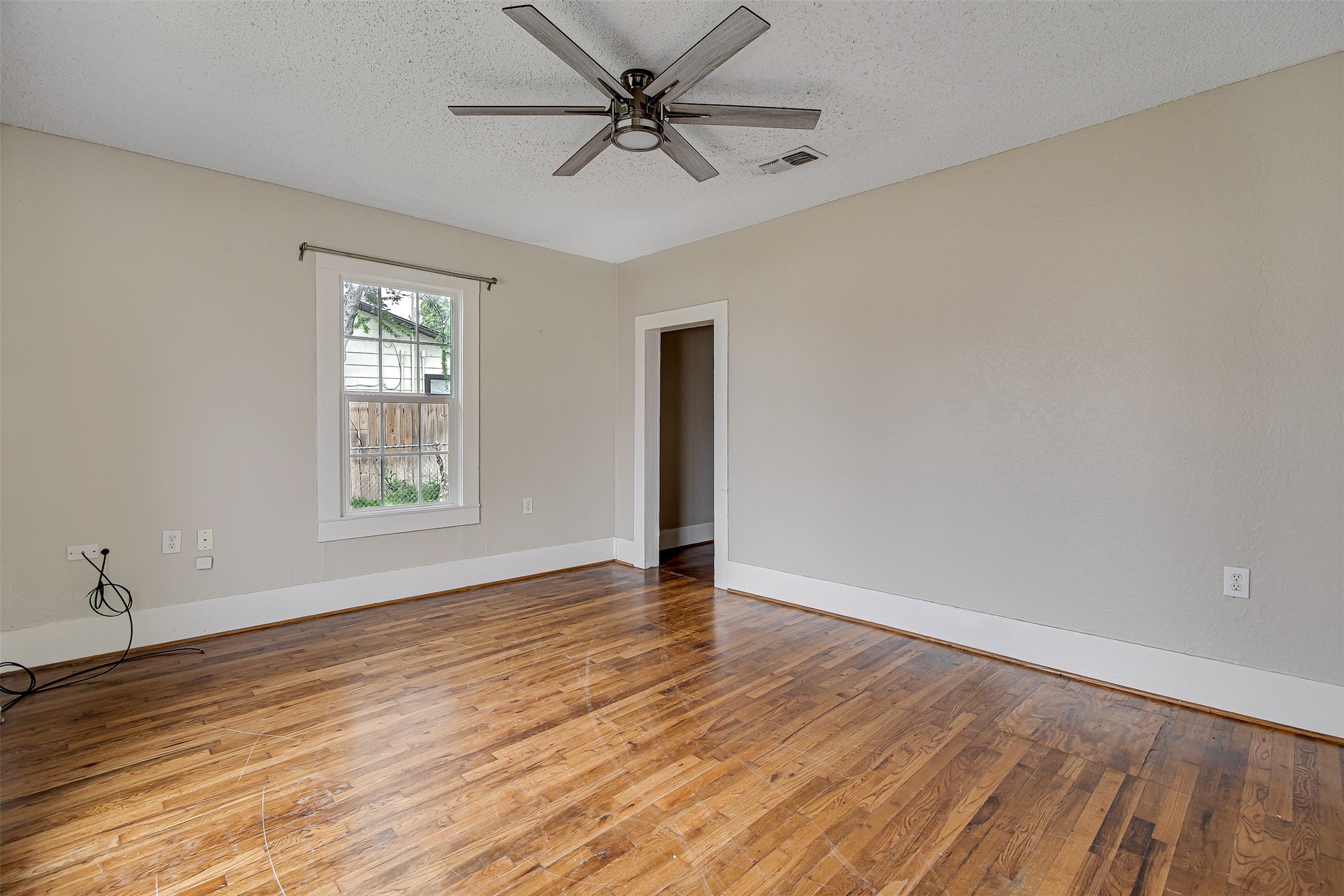 132 W King Street Burleson TX 76028