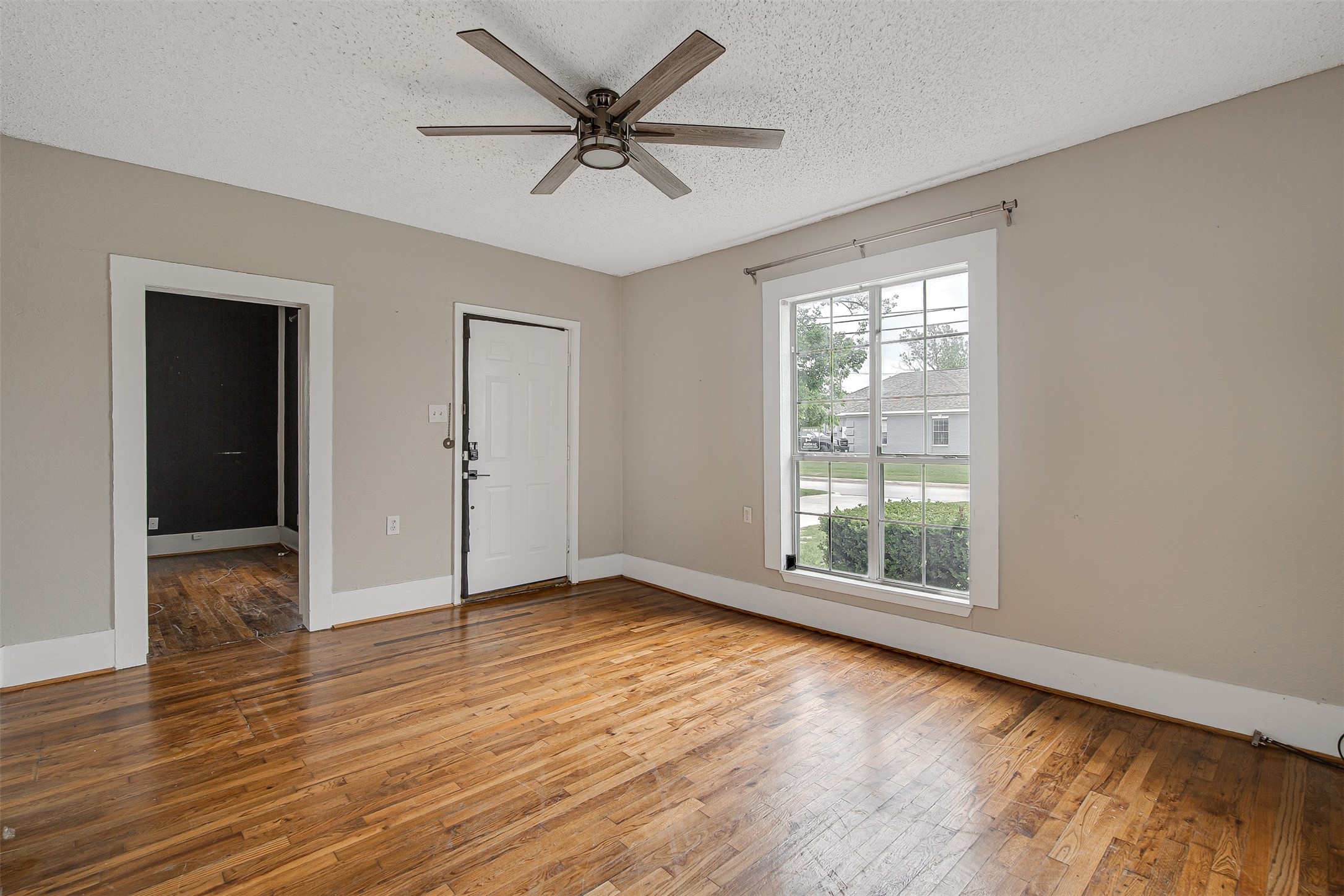 132 W King Street Burleson TX 76028