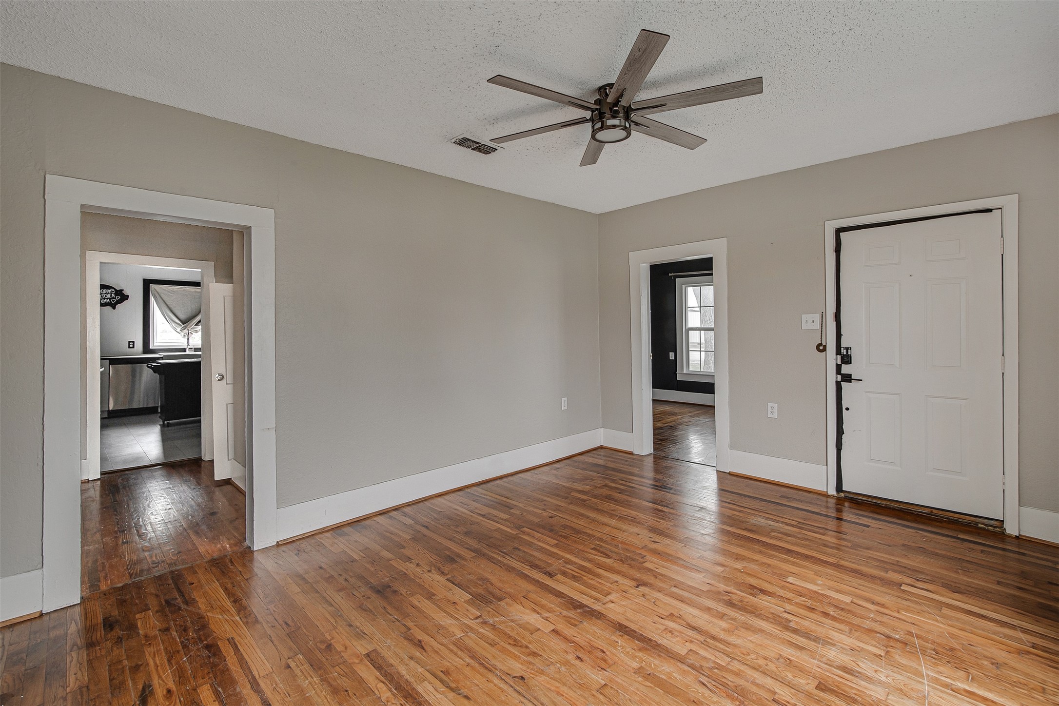 132 W King Street Burleson TX 76028