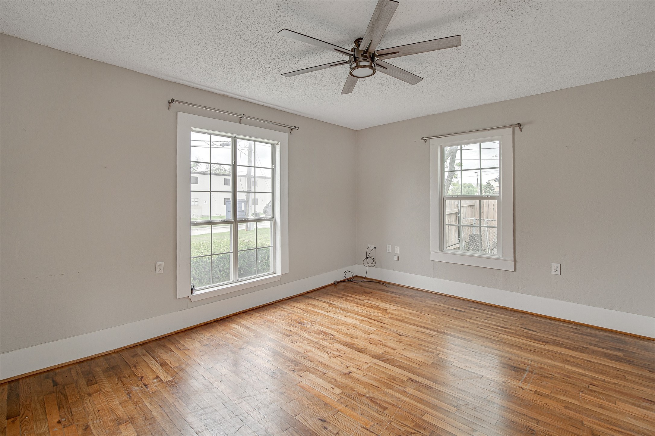 132 W King Street Burleson TX 76028