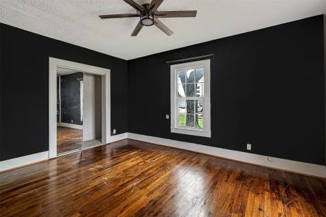 132 W King Street Burleson TX 76028