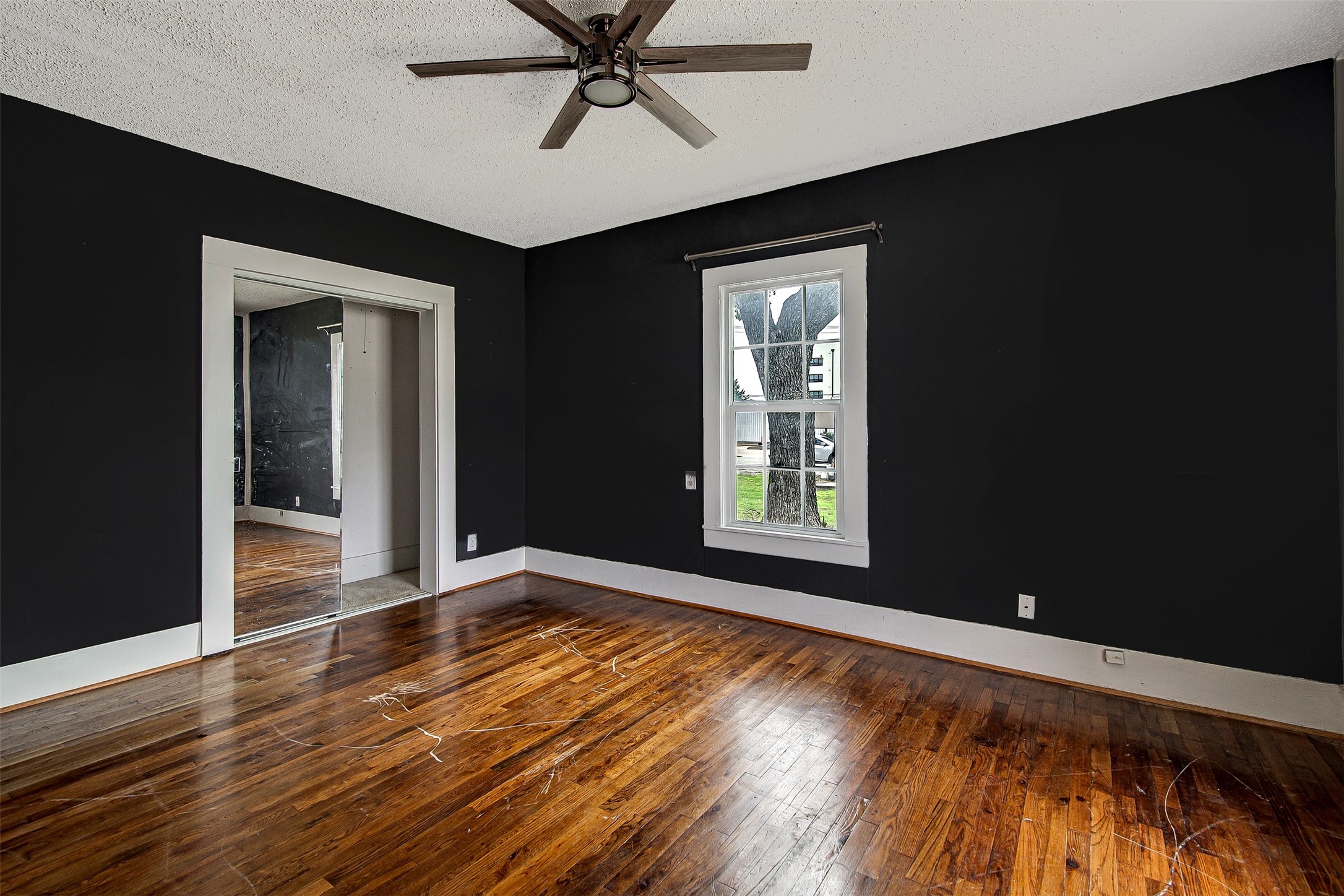 132 W King Street Burleson TX 76028