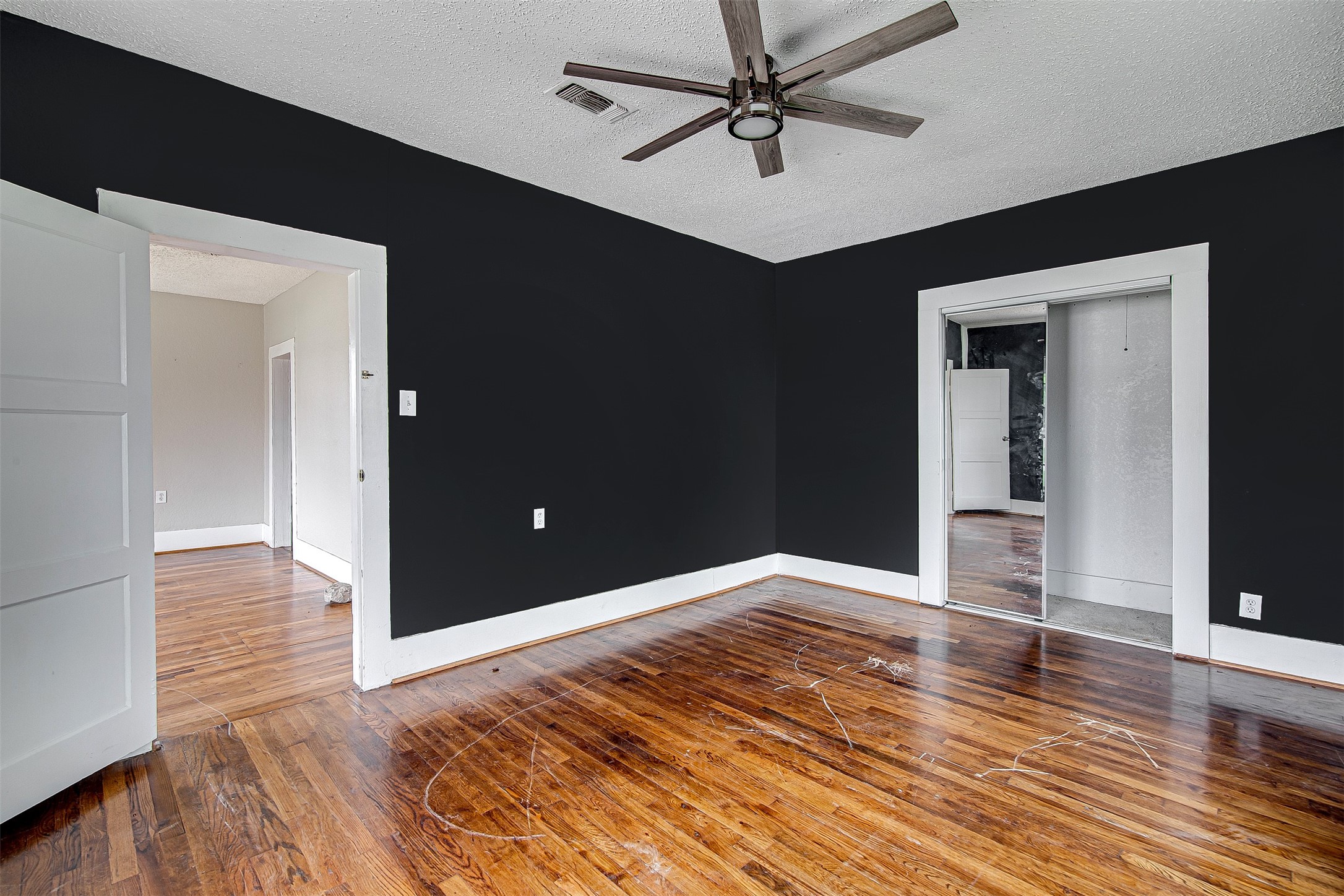 132 W King Street Burleson TX 76028