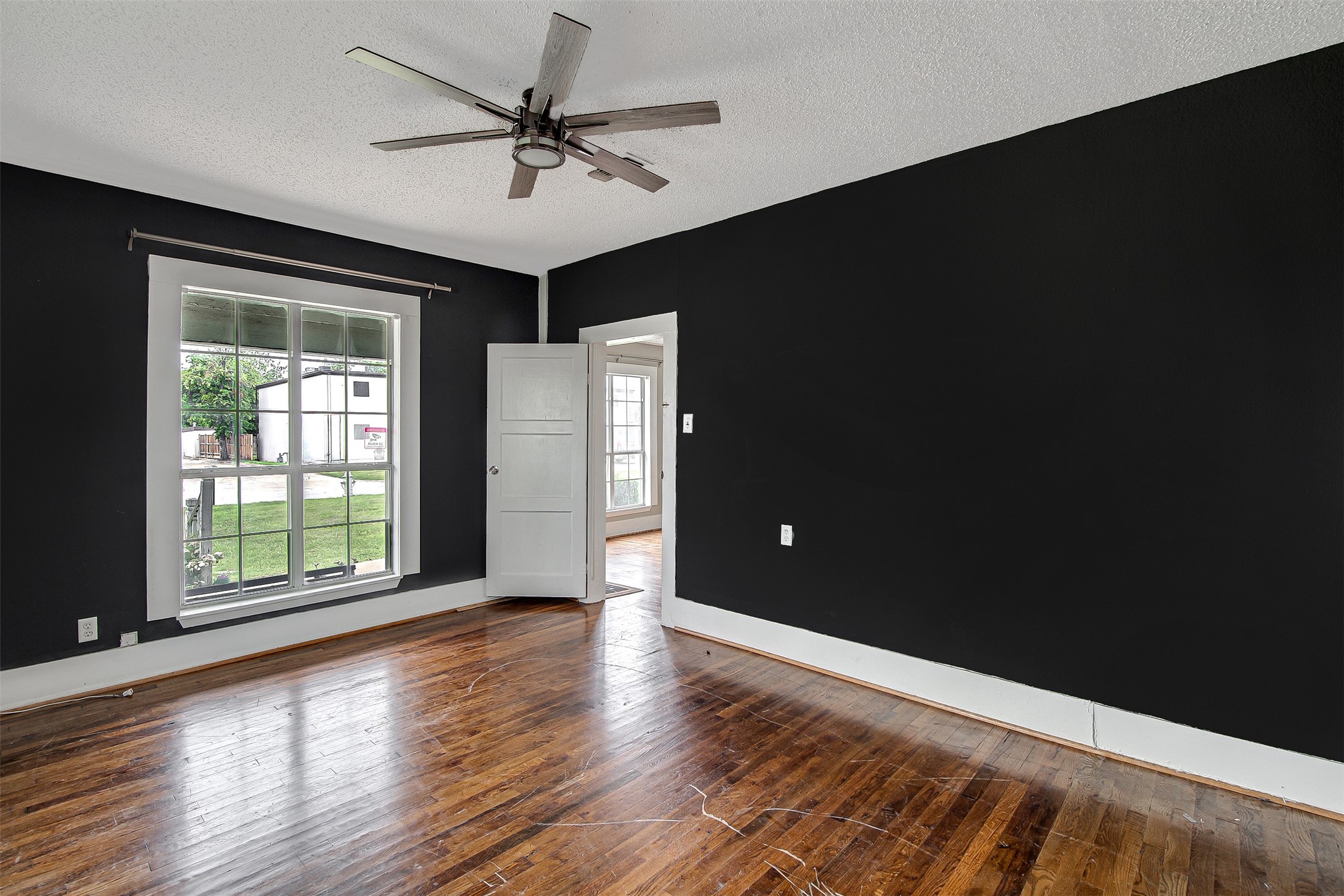 132 W King Street Burleson TX 76028