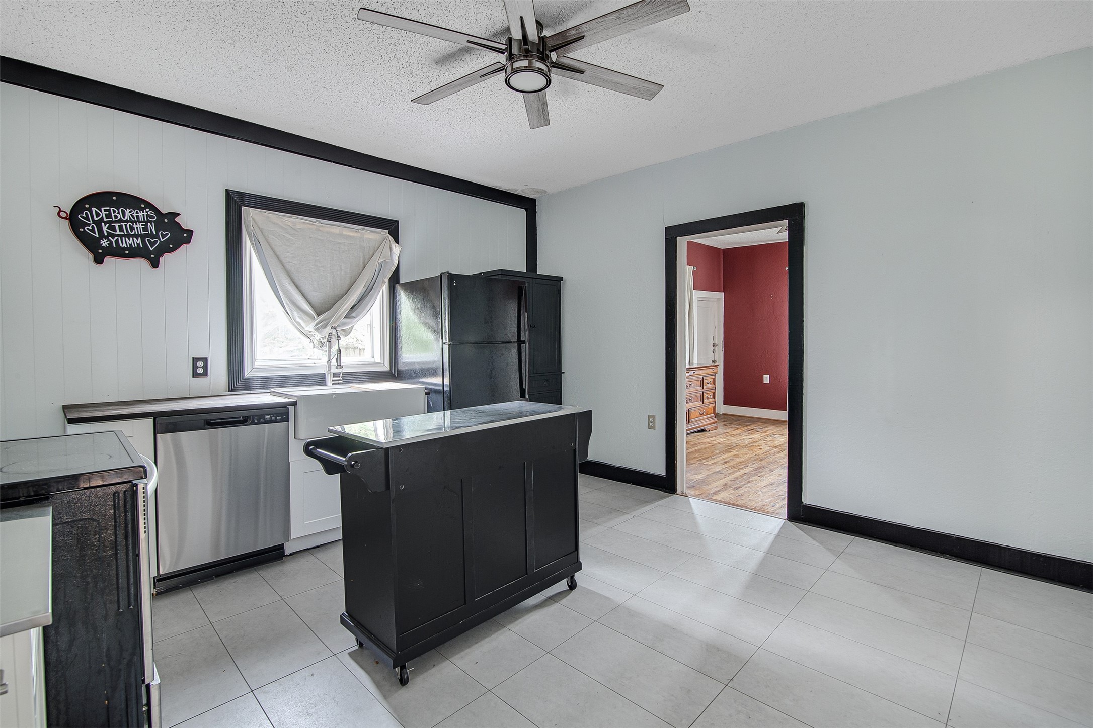 132 W King Street Burleson TX 76028