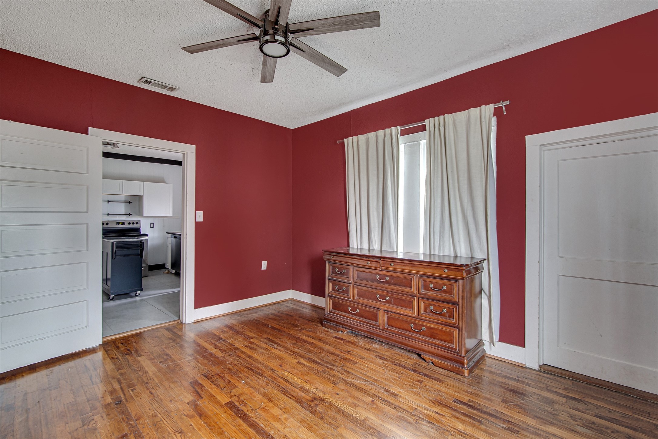 132 W King Street Burleson TX 76028