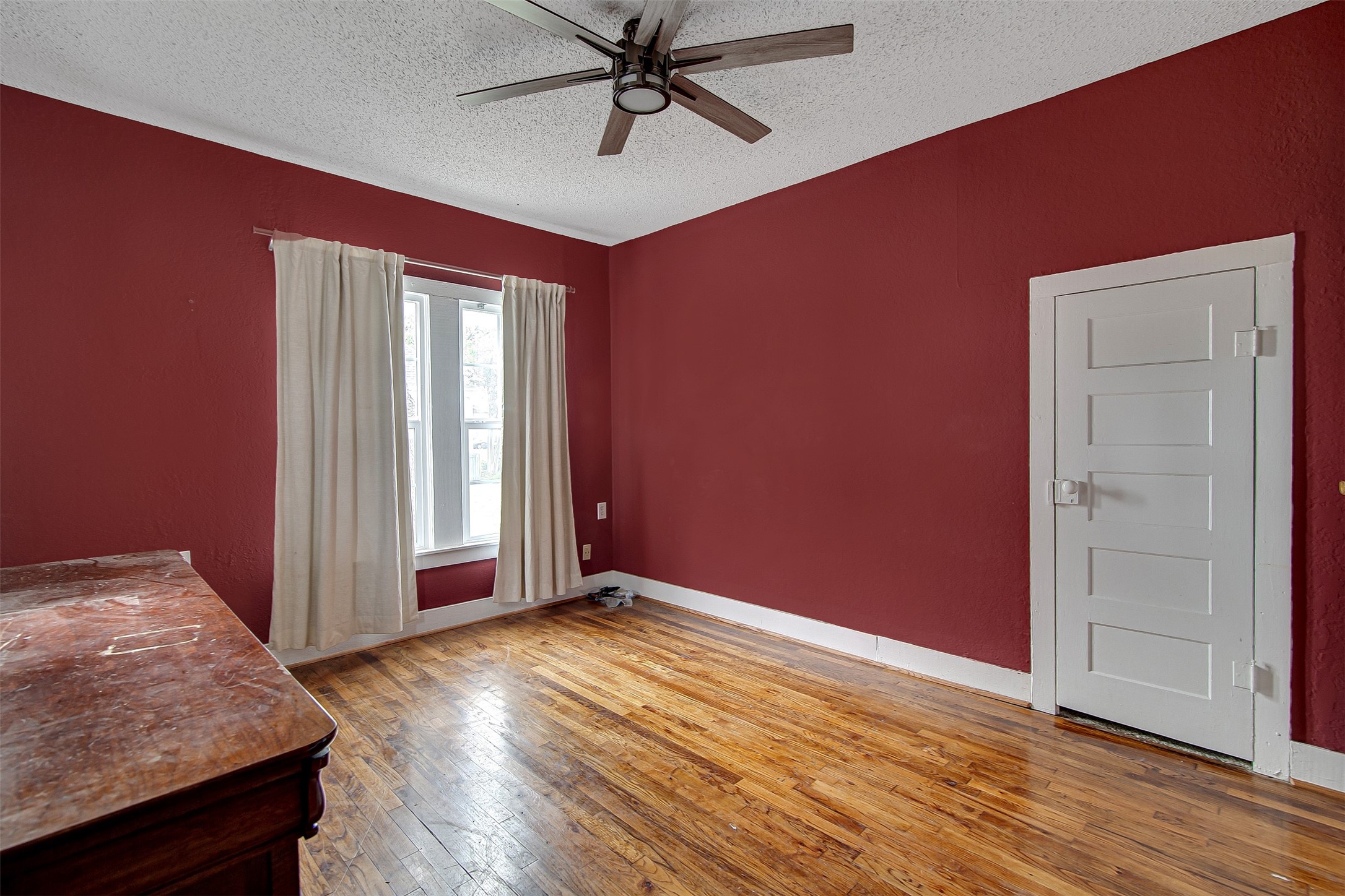 132 W King Street Burleson TX 76028