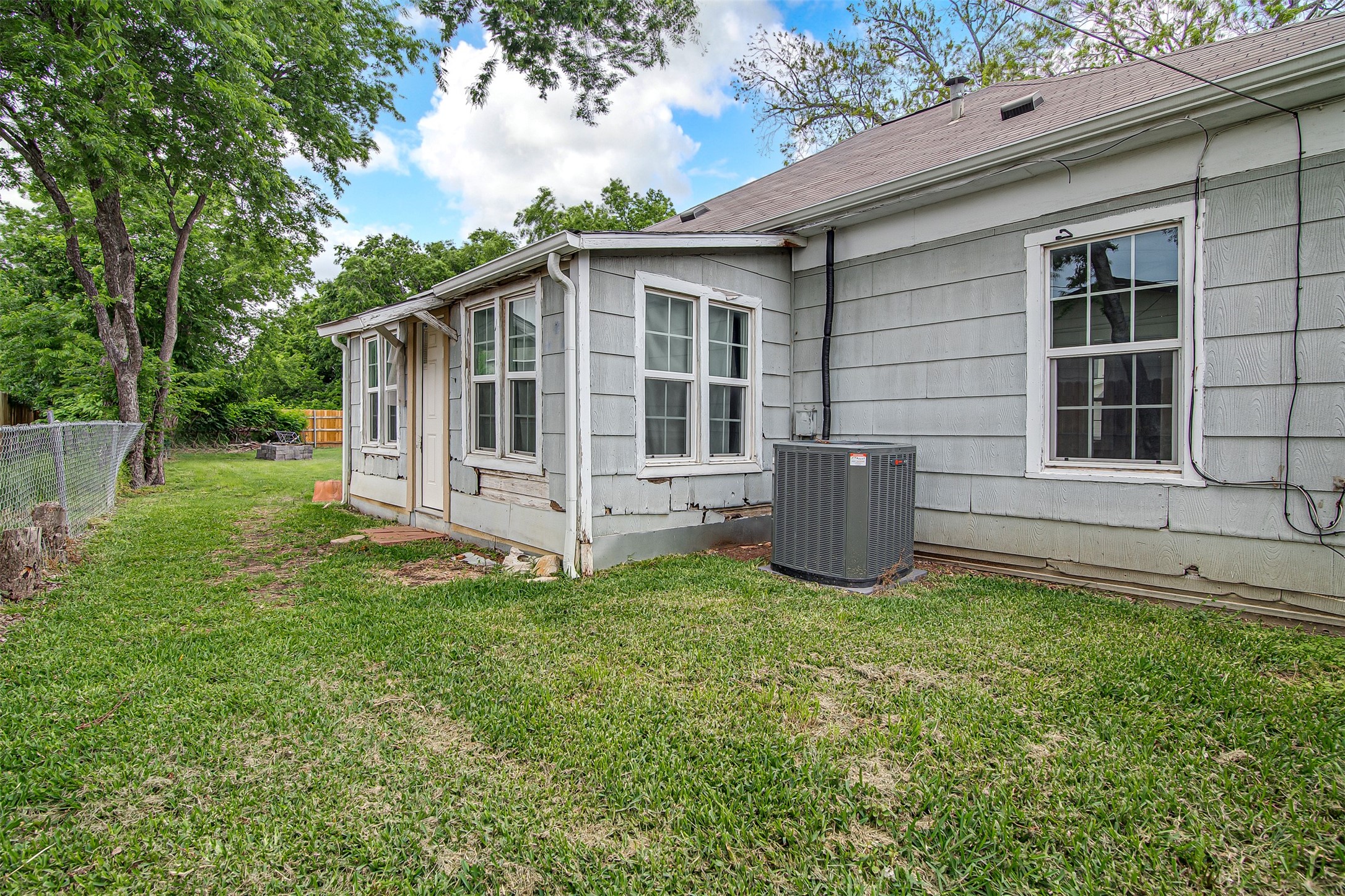 132 W King Street Burleson TX 76028