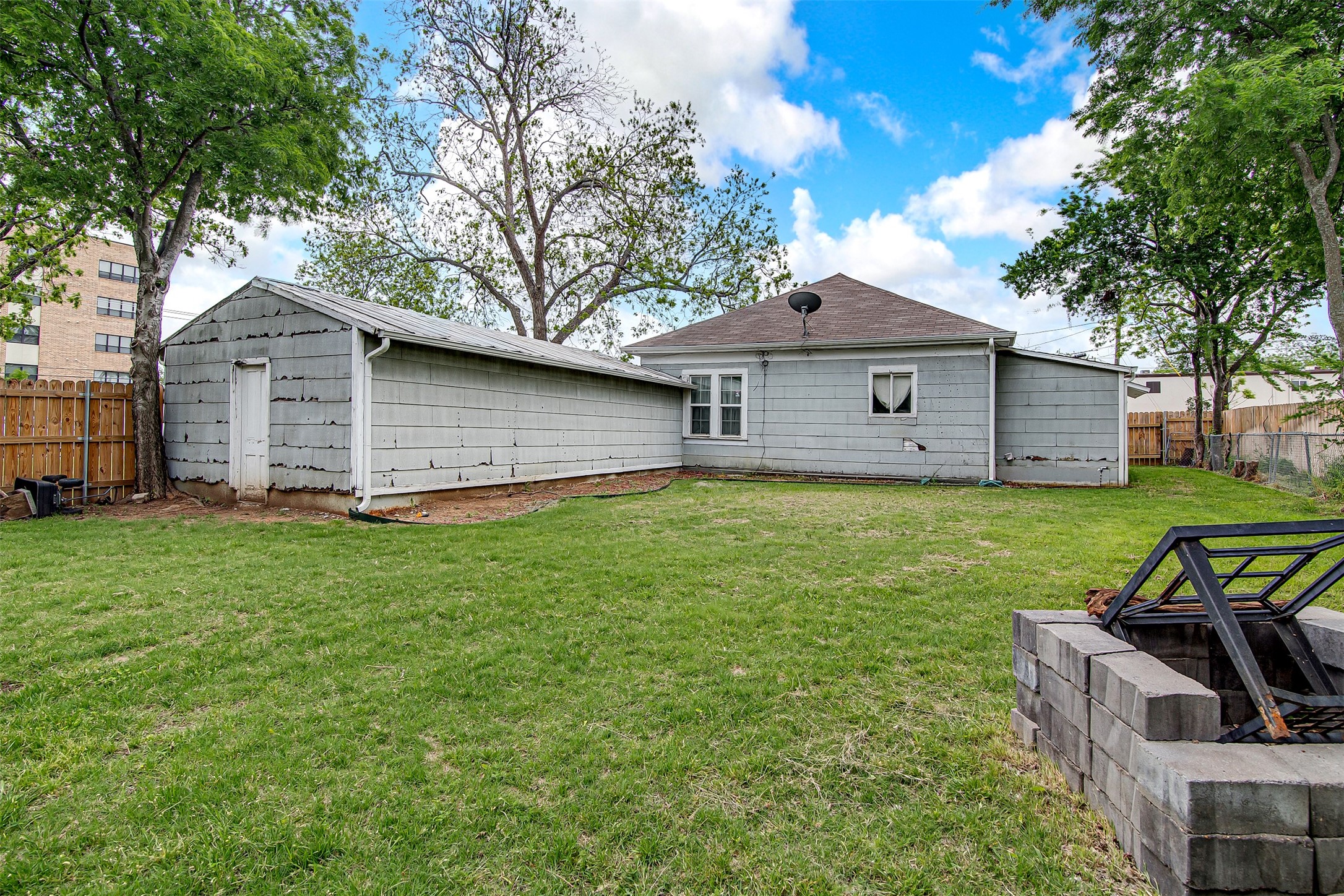 132 W King Street Burleson TX 76028