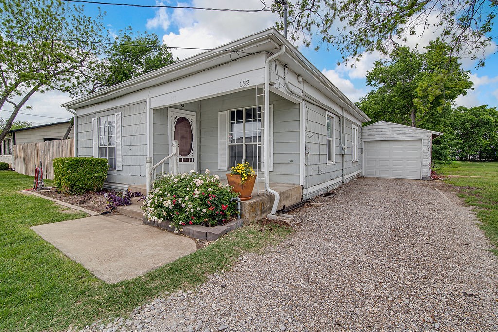 132 W King Street Burleson TX 76028