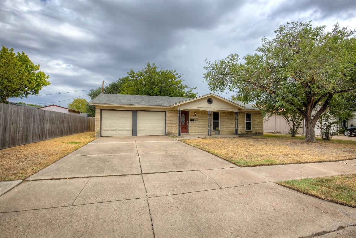 824 Hillside Drive Burleson TX 76028