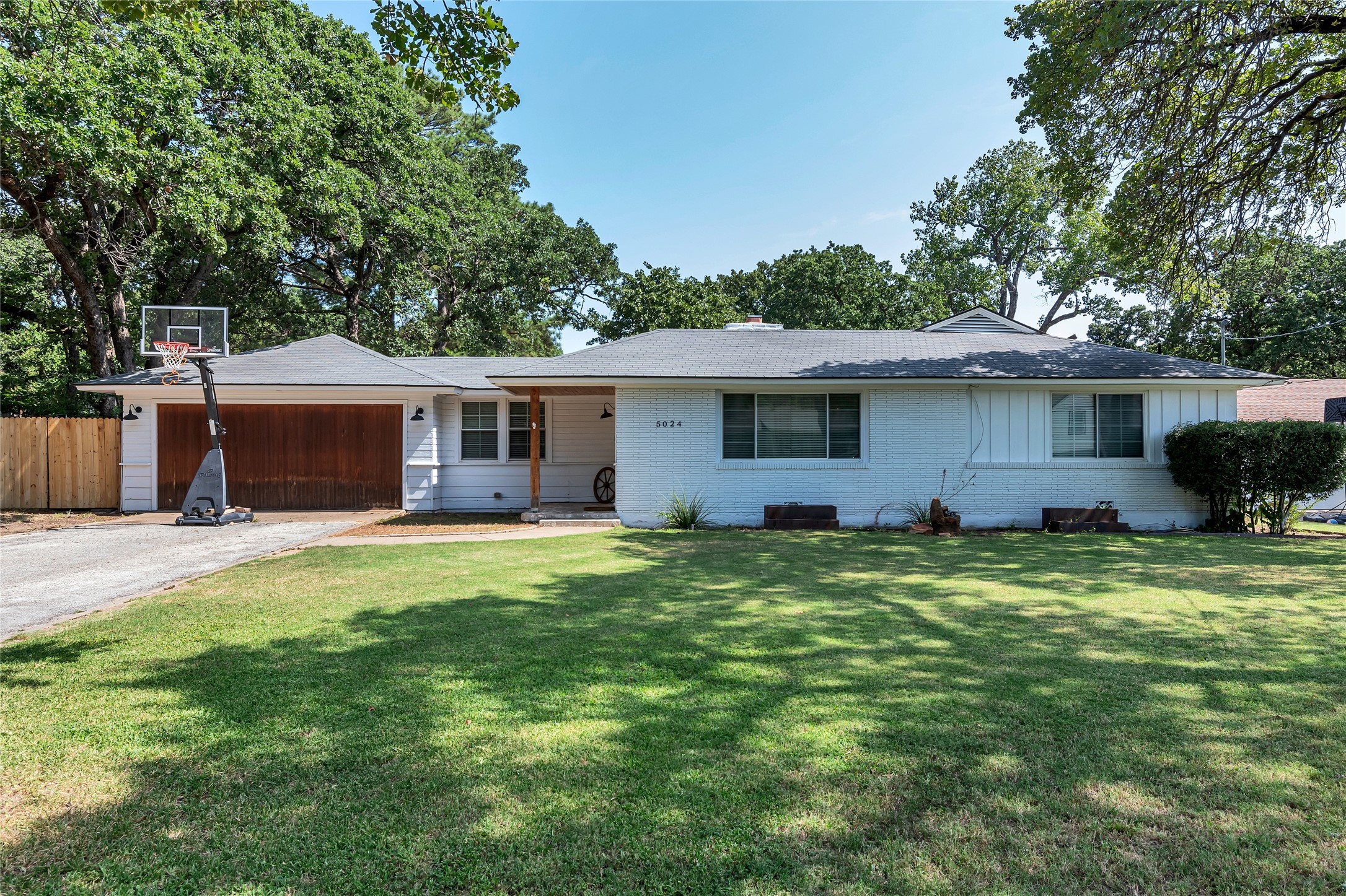 5024 Black Oak Lane River Oaks TX 76114