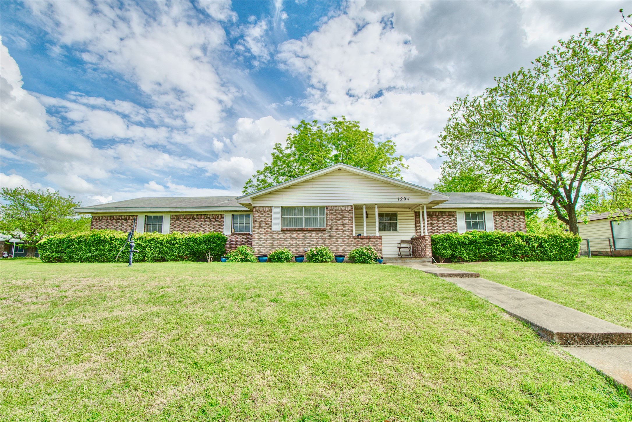 1204 W 21st Street Clifton TX 76634