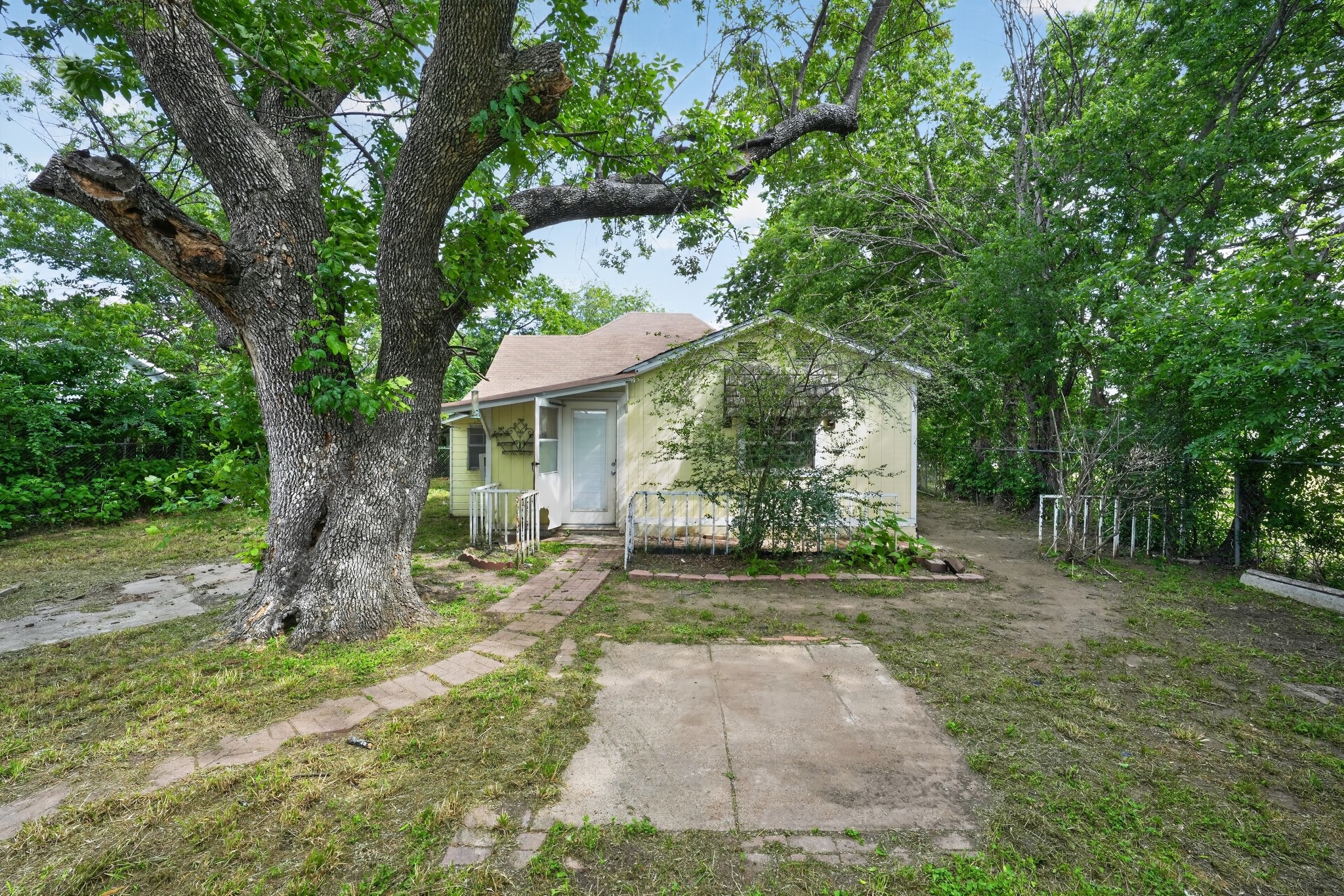 406 E Willingham Street Cleburne TX 76031