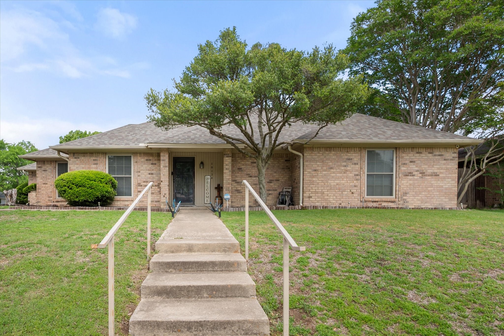 10124 Stoneleigh Drive Benbrook TX 76126