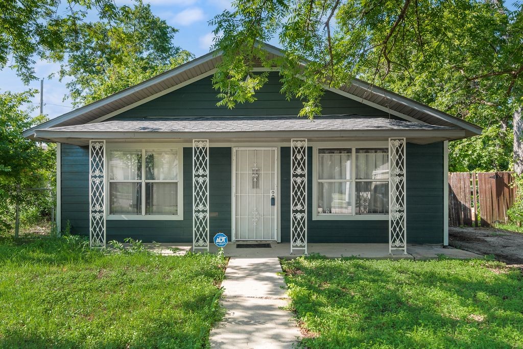 921 E Annie Street Fort Worth TX 76104