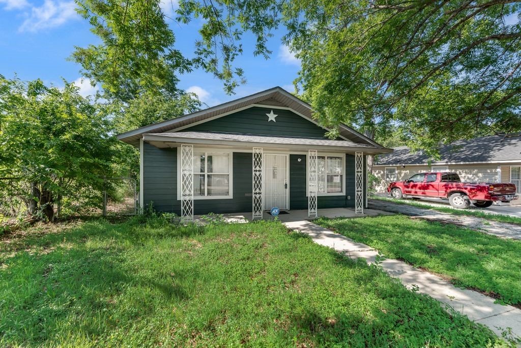 921 E Annie Street Fort Worth TX 76104