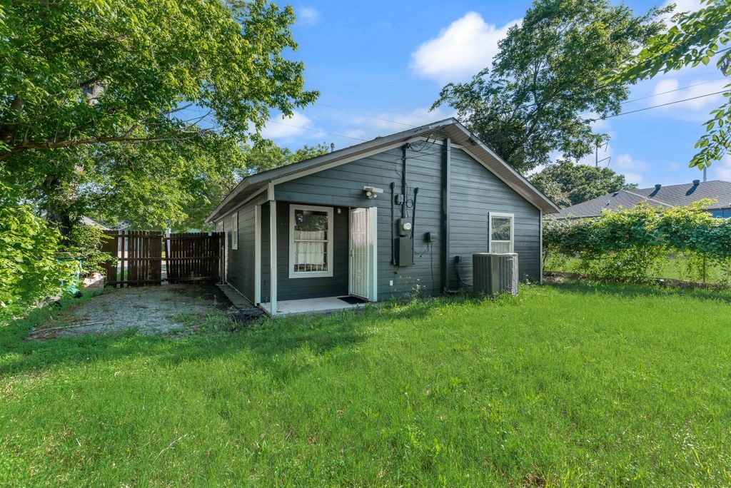 921 E Annie Street Fort Worth TX 76104