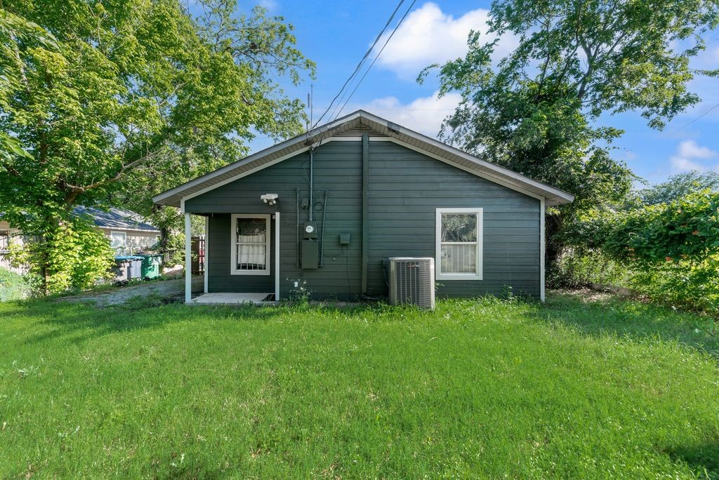 921 E Annie Street Fort Worth TX 76104