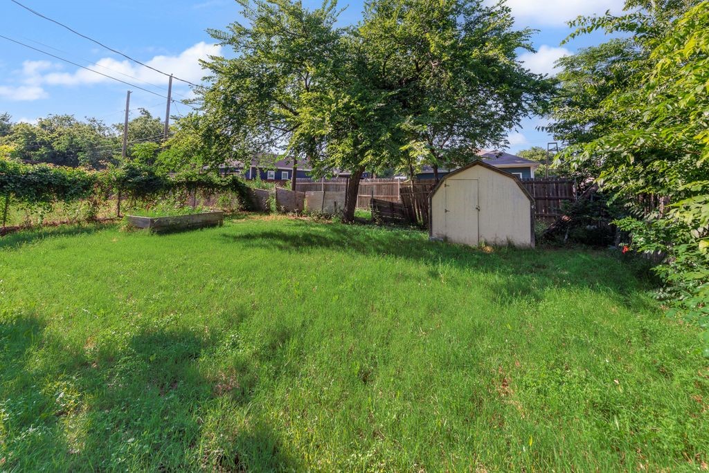 921 E Annie Street Fort Worth TX 76104