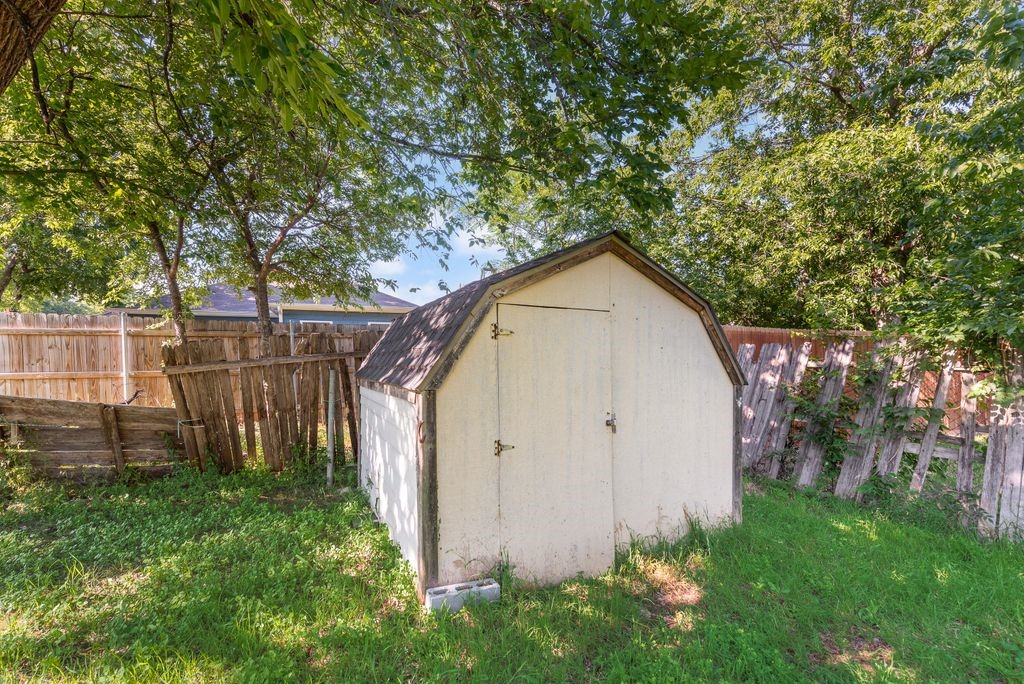 921 E Annie Street Fort Worth TX 76104