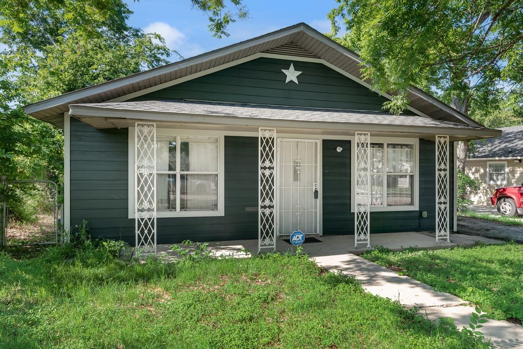 921 E Annie Street Fort Worth TX 76104