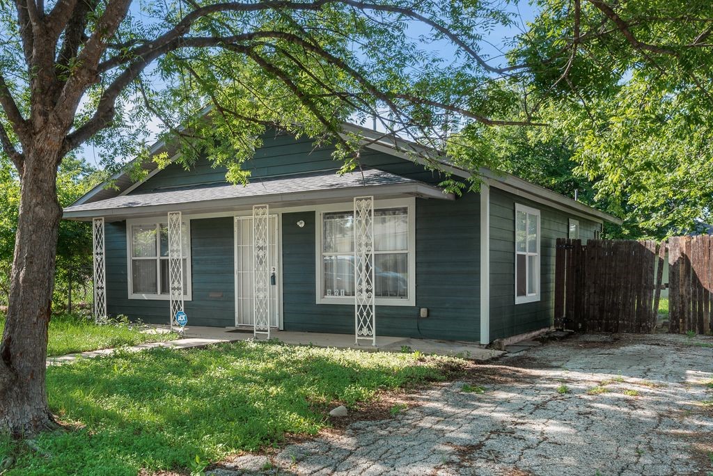 921 E Annie Street Fort Worth TX 76104