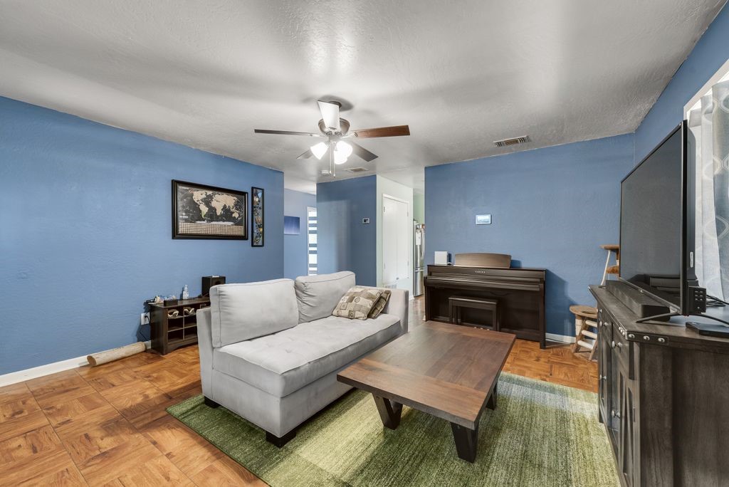 921 E Annie Street Fort Worth TX 76104