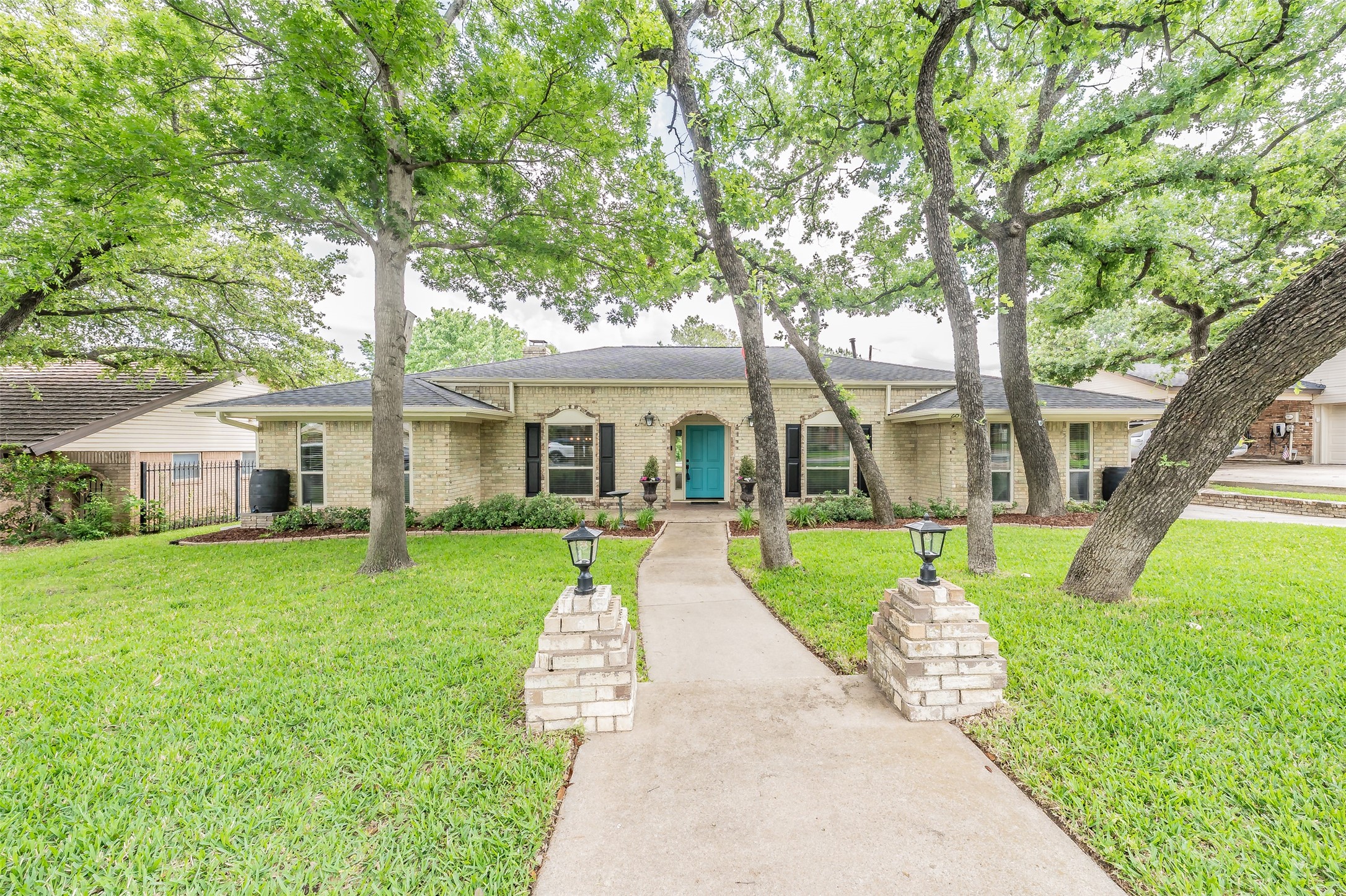 2872 Winterhaven Hurst TX 76054