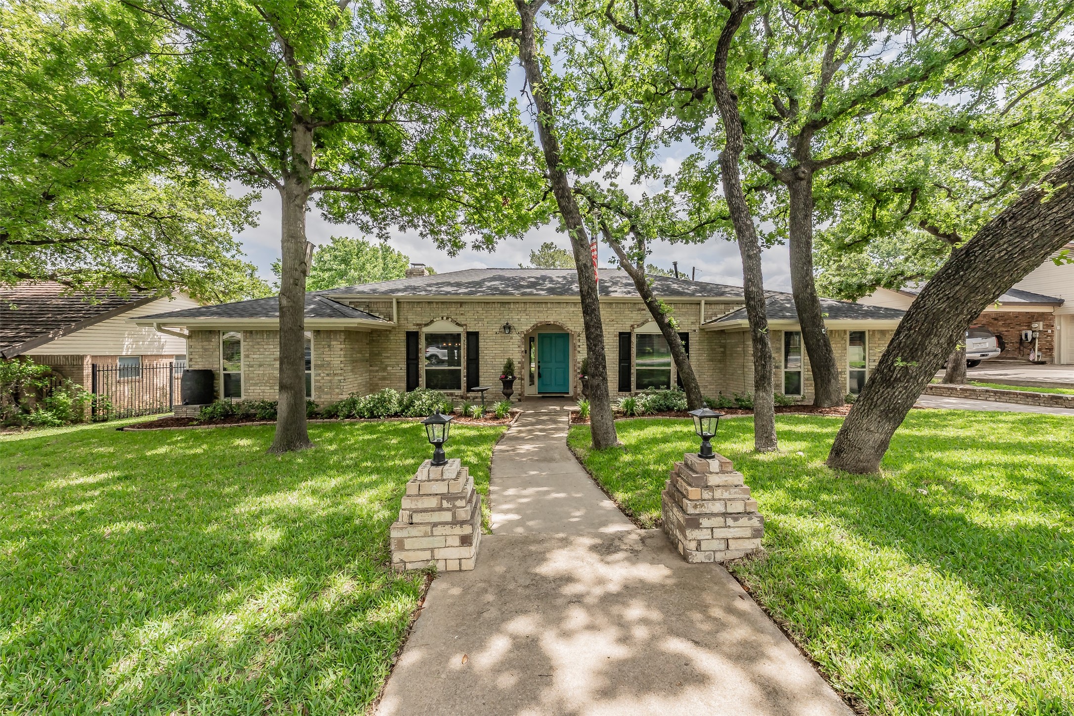 2872 Winterhaven Hurst TX 76054