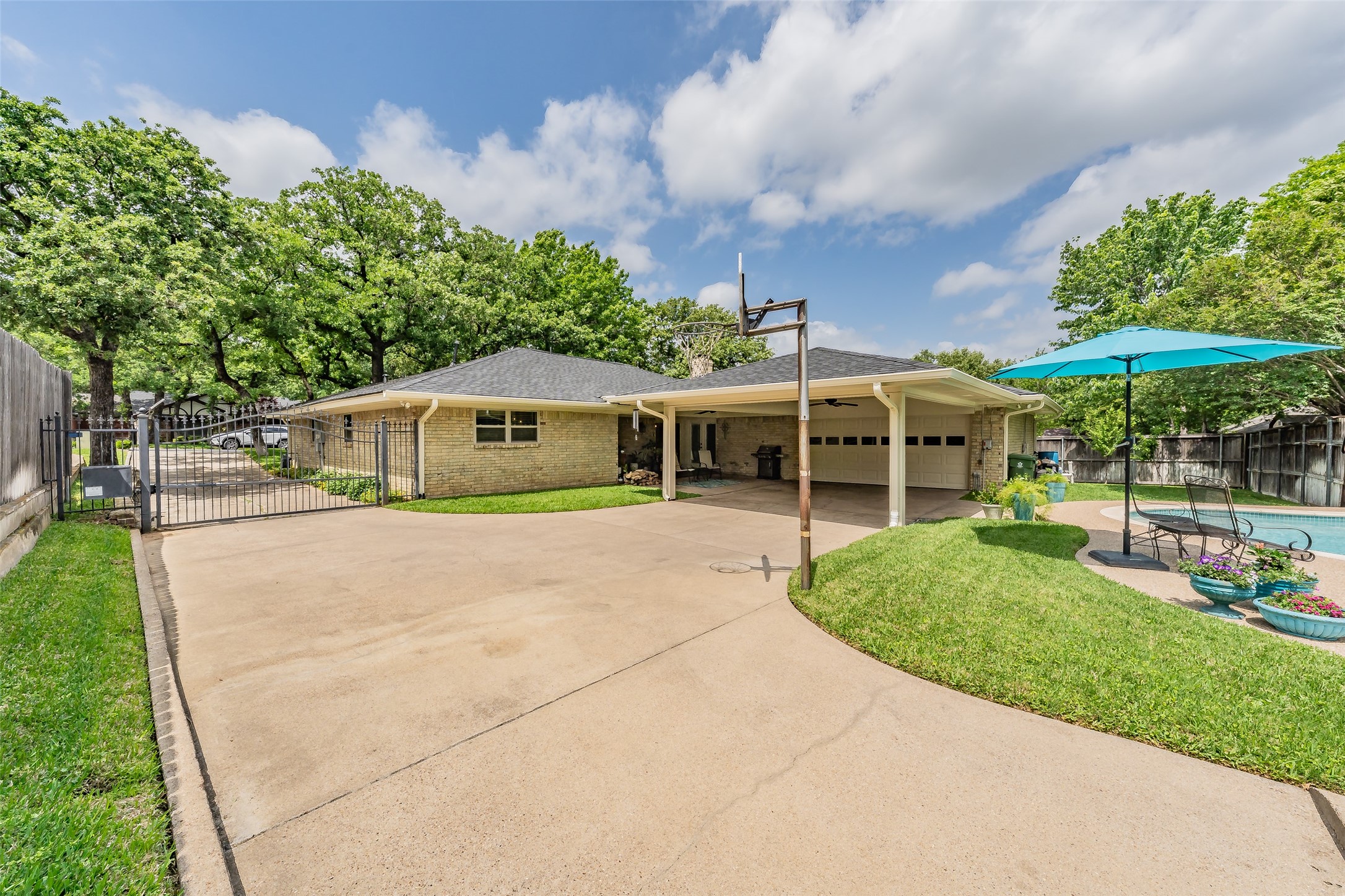 2872 Winterhaven Hurst TX 76054