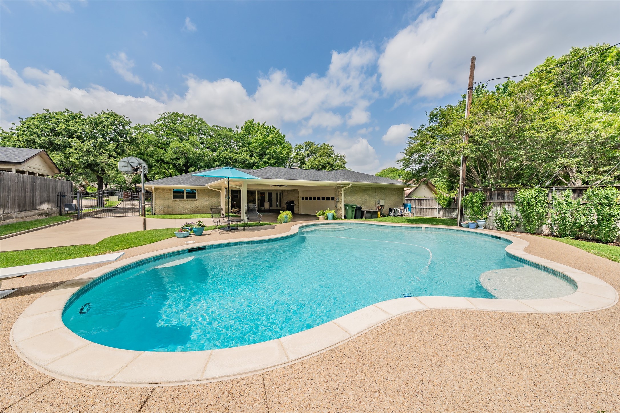 2872 Winterhaven Hurst TX 76054