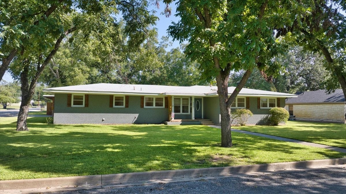 604 W 15th Street Brady TX 76825