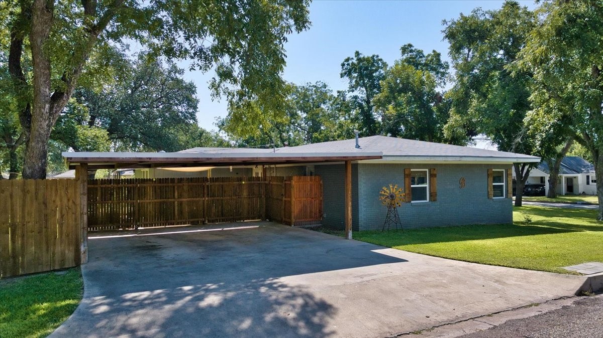 604 W 15th Street Brady TX 76825