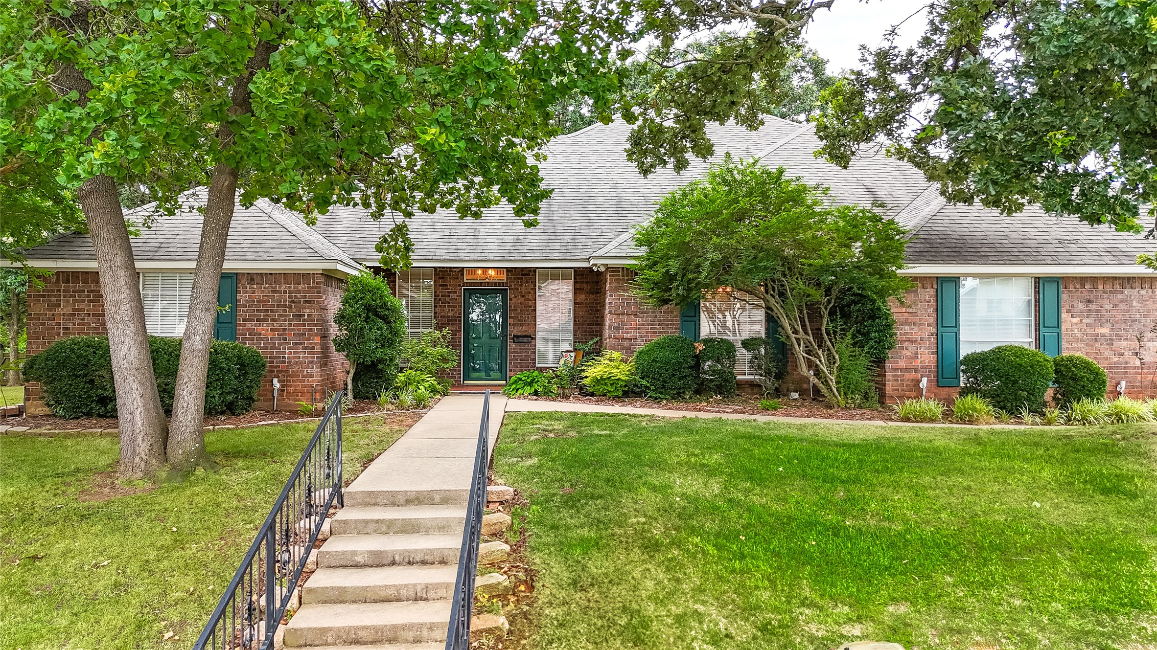 2100 Deer Run Denison TX 75020