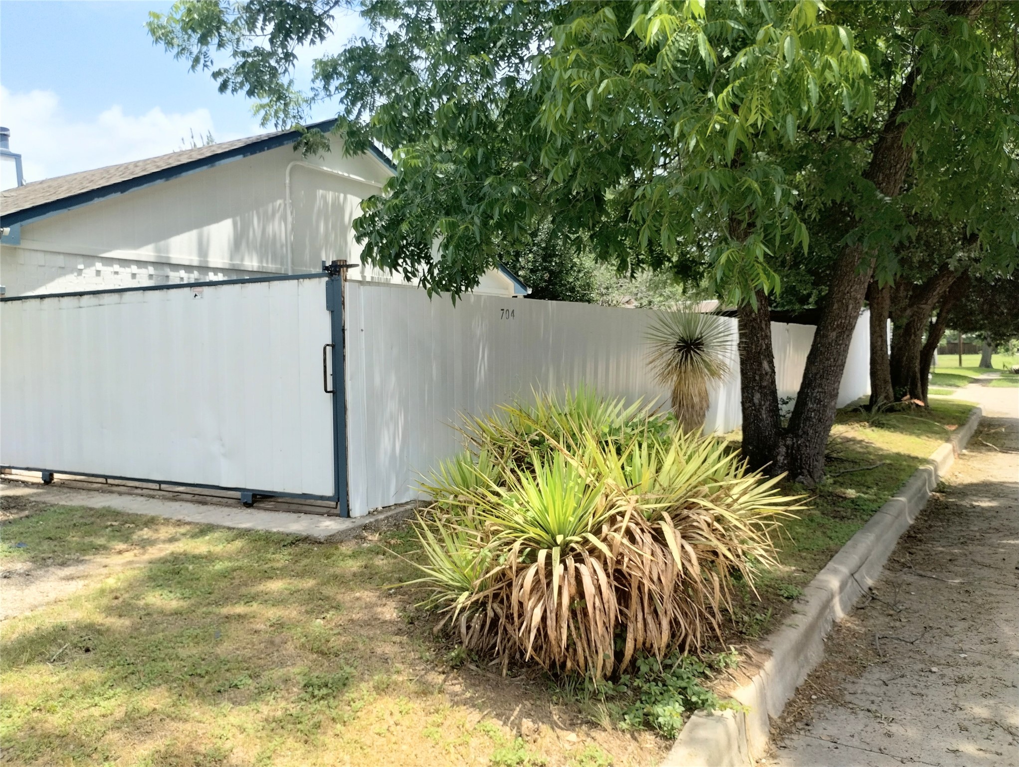 704 Manhattan Drive Dallas TX 75217
