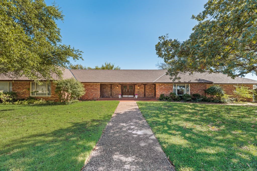 901 Spears Street Bowie TX 76230