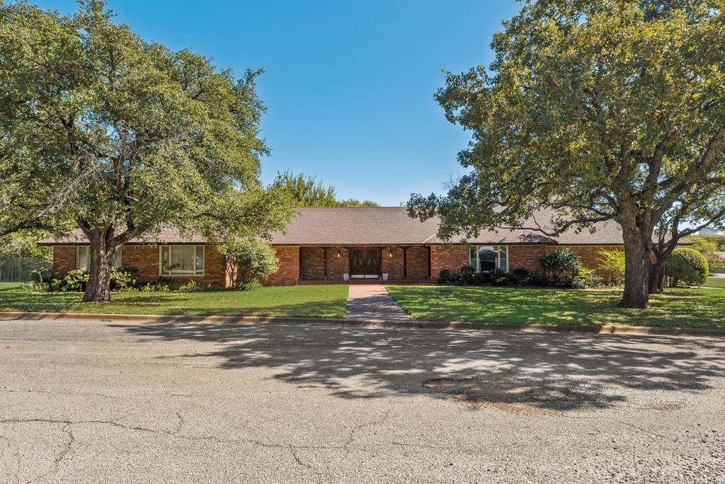 901 Spears Street Bowie TX 76230