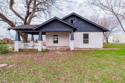 204 Hutchinson Street Bowie TX 76230
