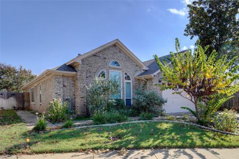 1813 Realistic Court Bedford TX 76021