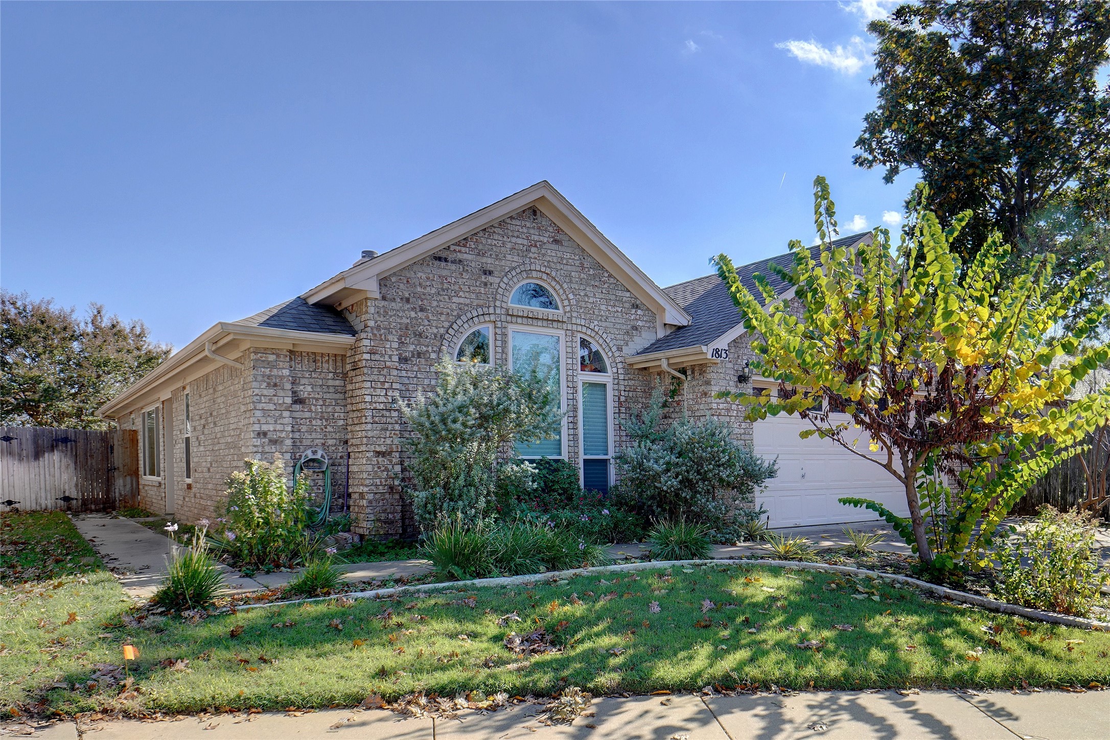1813 Realistic Court Bedford TX 76021
